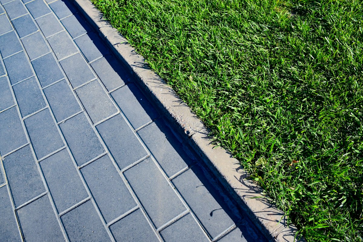 Dải viền giữa sân lát và thảm cỏ